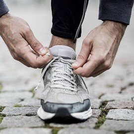 Homme laçant ses chaussures