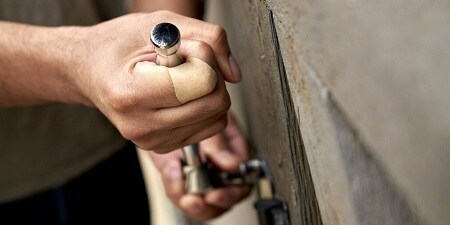 bricoleur avec un pansement sur le doigt
