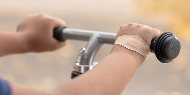 Pansements Nexcare™ Duo sur des mains d’enfants
