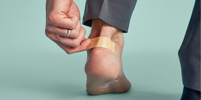 Application de Nexcare™ Active Tape sur les pieds
