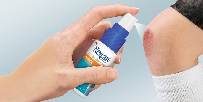  Nexcare™ Liquid Bandage appliqué sur le genou
