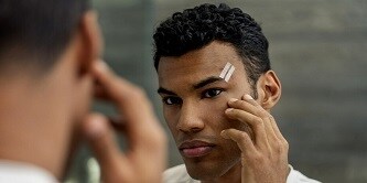 Sutures cutanées Nexcare™ Steri-Strip™ sur le front d'un homme
