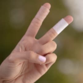 Deux doigts maintenus par deux pansements différents