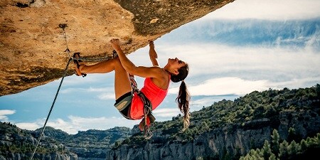 Une femme qui grimpe

