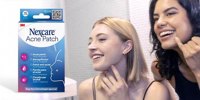 Femmes appliquant des patchs anti-acné Nexcare™ sur leur visage
