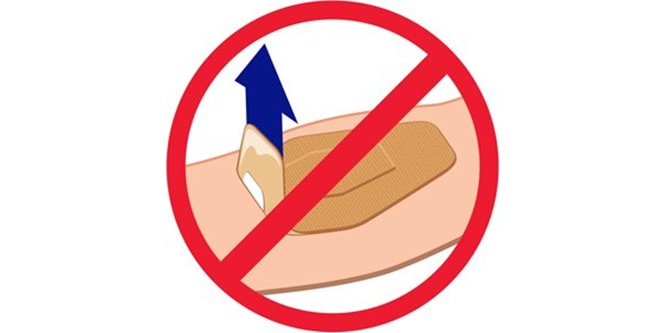 Schéma montrant la façon incorrecte de retirer un pansement Nexcare™ DUO
